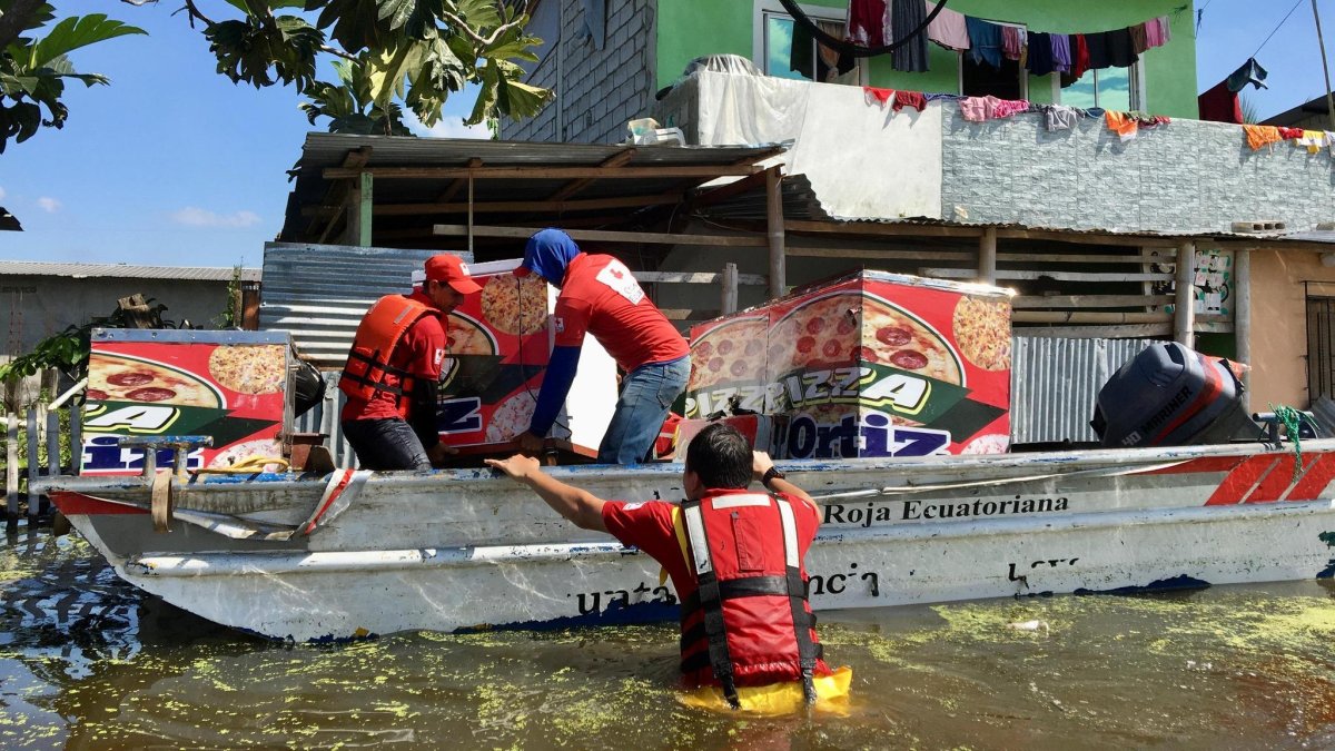 Asistencia. La Cruz Roja ha entregado ayudas a las familias damnificadas de varias provincias perjudicadas por las intensas lluvias.