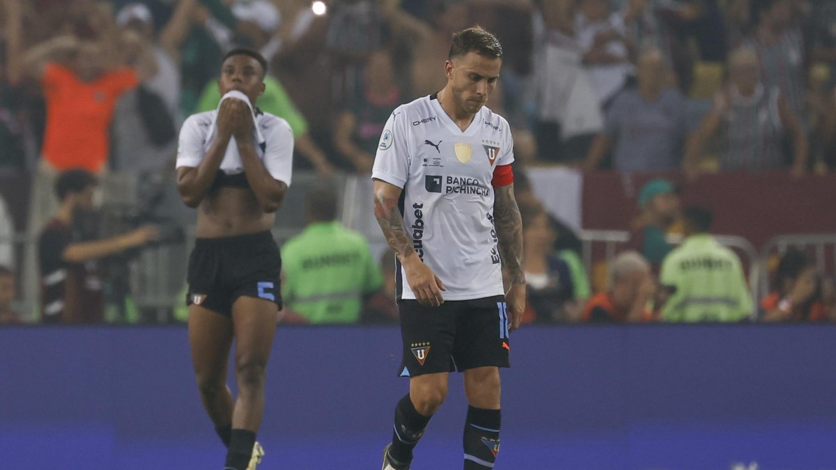 Ezequiel Piovi (d) de LDU reacciona al perder la final de la Recopa Sudamericana entre Fluminense y LDU Quito, en el estadio Maracaná en Río de Janeiro (Brasil)