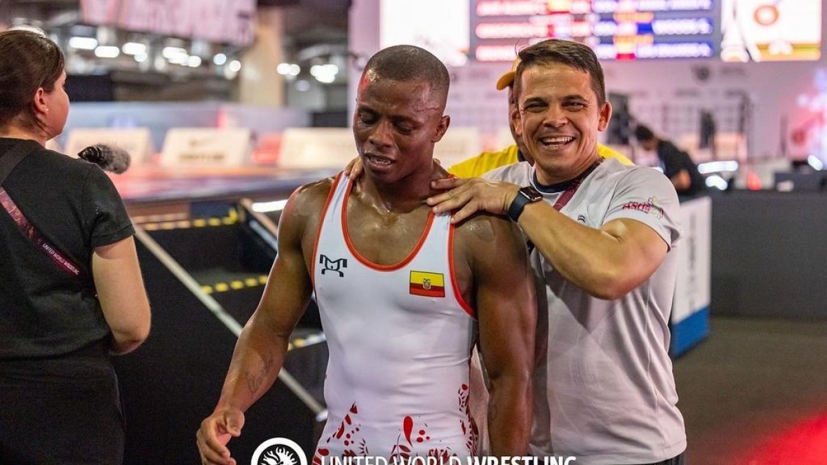 Montaño con su entrenador Manuel Rubia, tras ganar la semifinal.