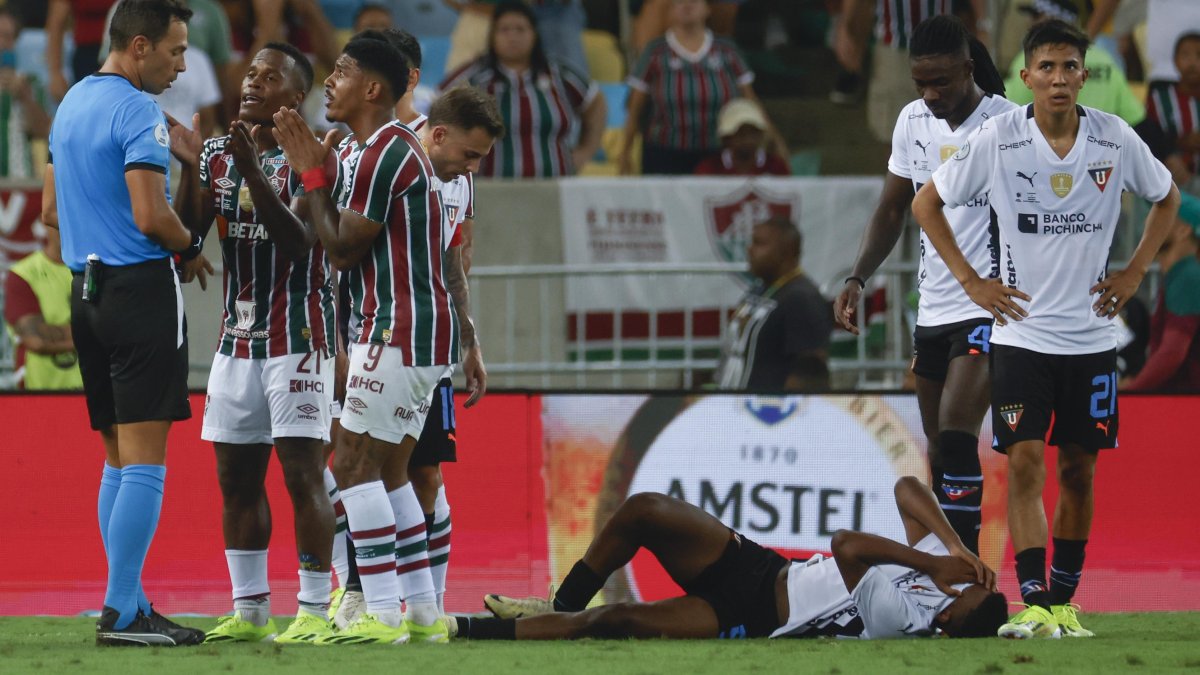 Jhon Kennedy (3-i) de Fluminense reclama luego de recibir tarjeta roja en la final de la Recopa Sudamericana entre Fluminense y LDU Quito.