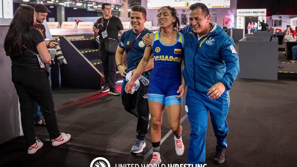 Luisa cuando salía de la colchoneta con parte de su cuerpo técnico tras ganar las semifinales y obtener el boleto.