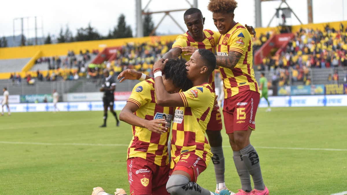 Angelo Mina (c) festeja tras abrir la cuenta en el Gonzalo Pozo.