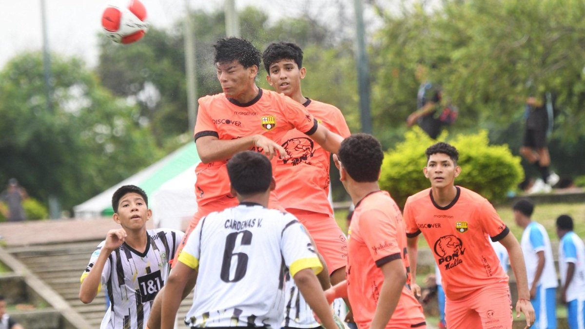 La jornada arrancó en Parque Samanes, con un partido entre los equipos Barcelona Sporting Club y He Hunter, de la categoría sub 15.