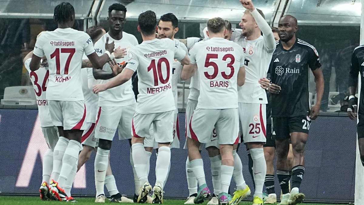 Jugadores del Galatasary festejan el 0-1.