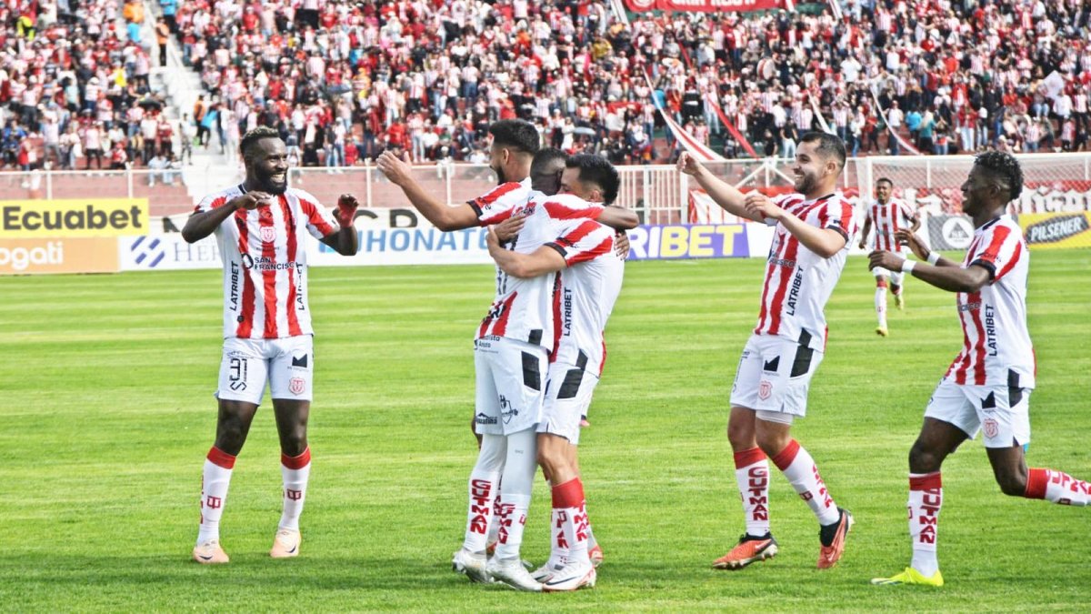 Jugadores de Técnico Universitario celebran el tanto de Diego Armas.