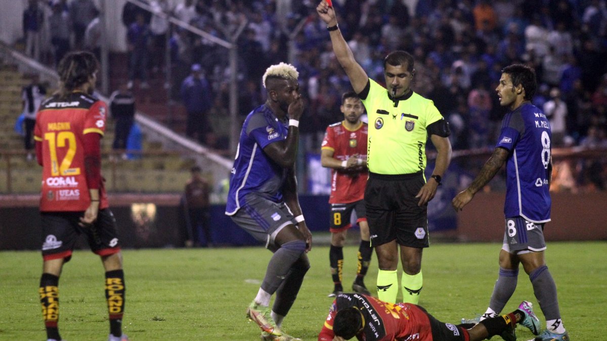 Roddy Zambrano expulsa a Joao Quiñónez (i), zaguero de Emelec, durante el partido en el Alejandro Serrano Aguilar, en Cuenca.