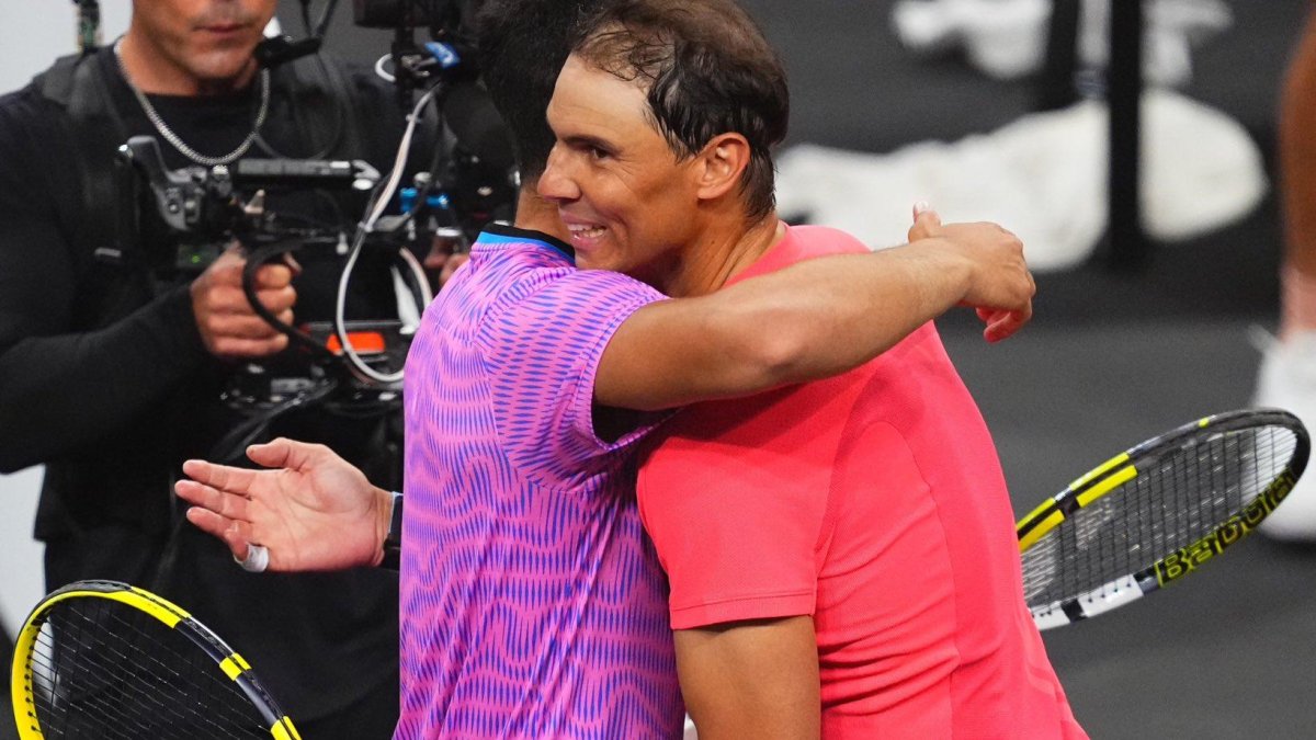Carlos Alcaraz (i) abraza a Rafa Nadal tras el partido disputado en Las Vegas.