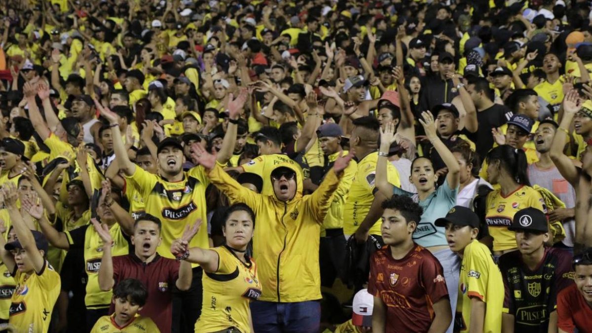 Los socios aportantes se alistan para la asamblea donde conocerán el futuro institucional del club amarillo.