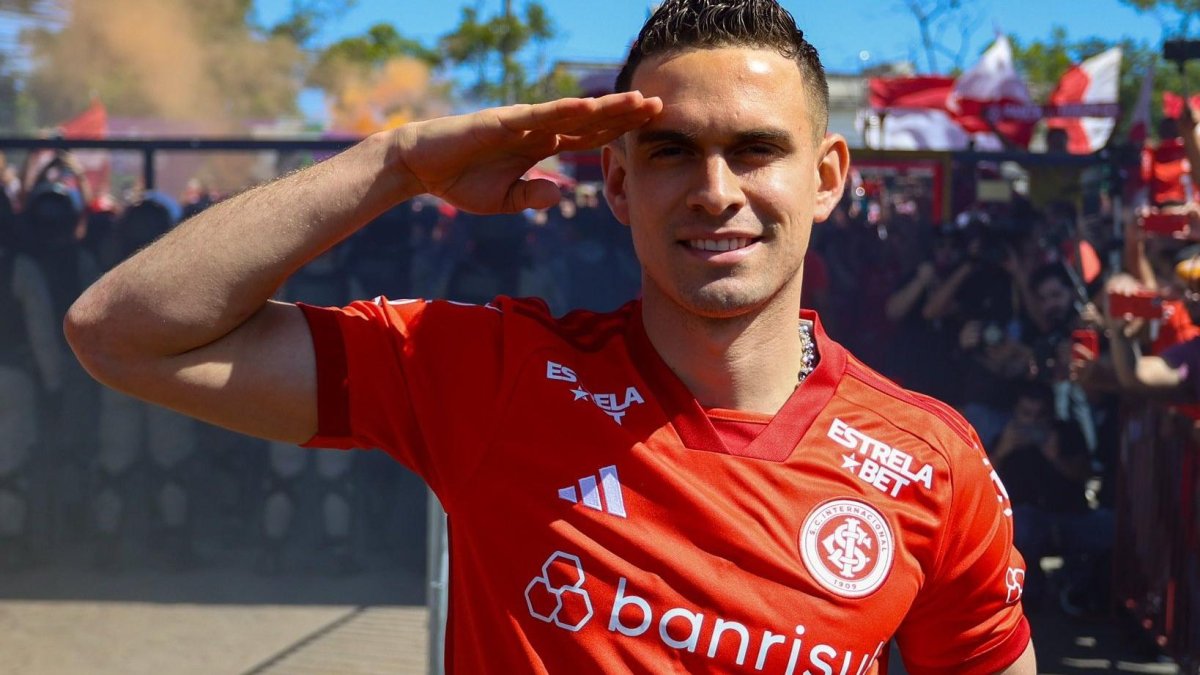 Borré fue recibido por una multitud en el aeropuerto de la ciudad brasileña.