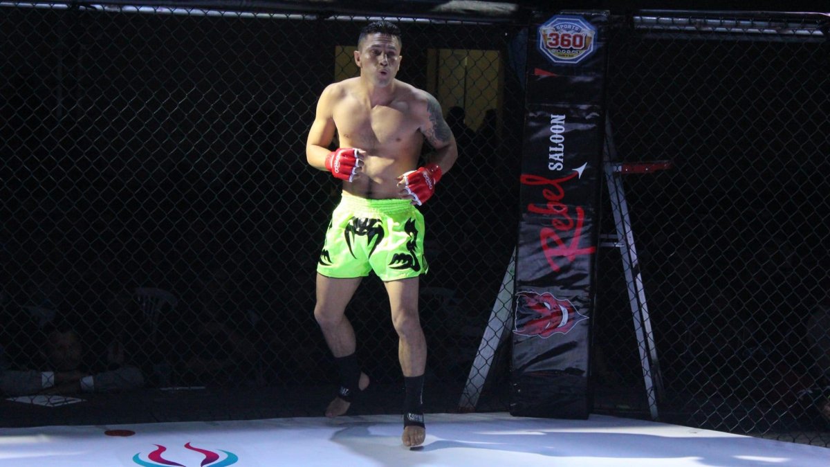 Orosco tiene hoy 34 años. Ha sido campeón de panamericano y sudamericano de Kickboxing. Planea colgar los guantes en 3 años.