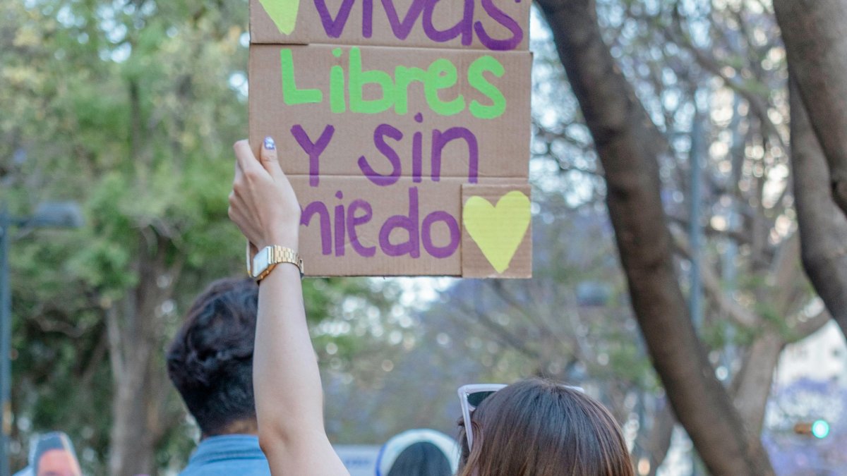 Miles de mujeres salen en manifestaciones en las principales ciudades del mundo para conmemorar su día.