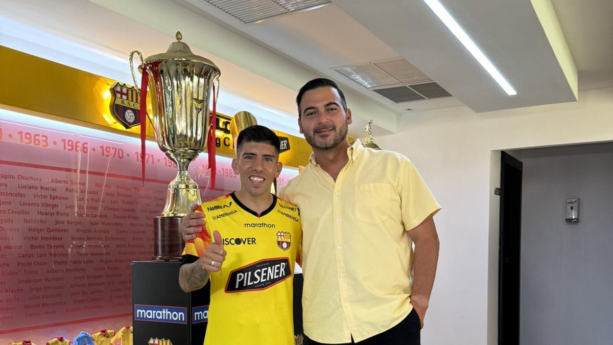 Braian Oyola junto a Antonio Álvarez, presidente del Barcelona.