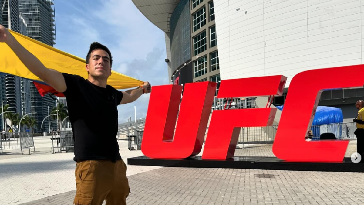 El youtuber quiteño llegó hasta el Kaseya Center en Miami para apoyar a su compatriota.