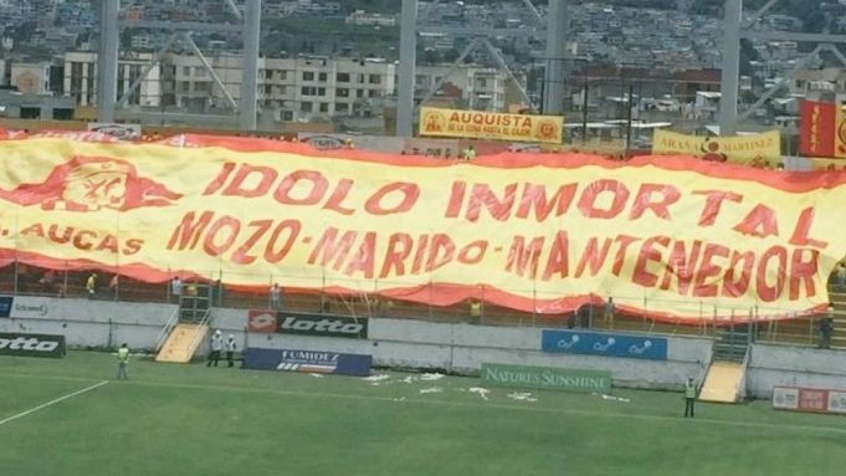 Los hinchas de Aucas exhibieron la bandera en la previa del juego ante Orense.
