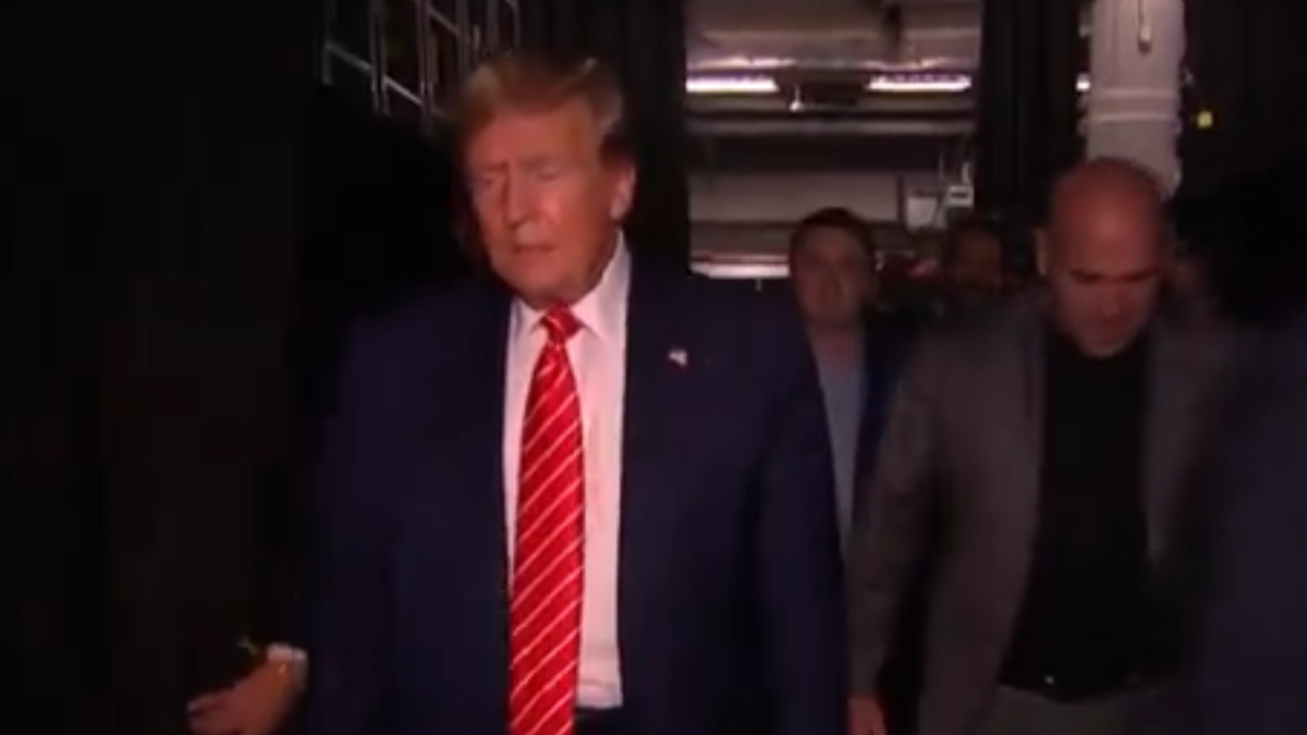 Trump llega al Kaseya Center junto a Dana White, presidente de la UFC.