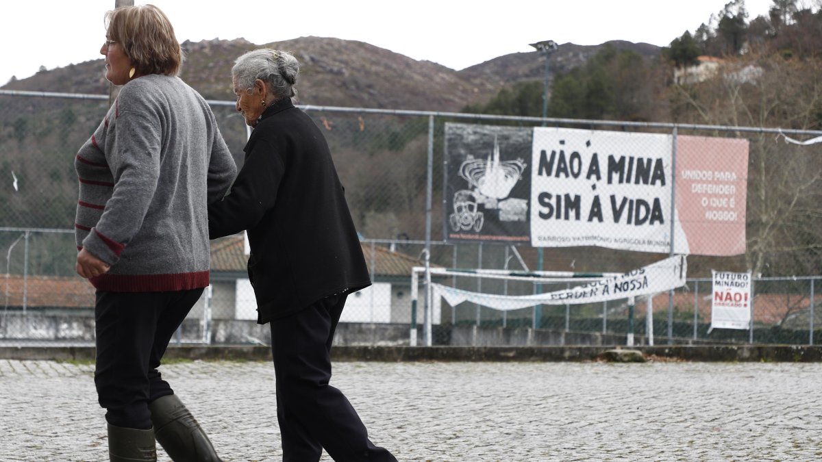 Ciudadanos ejercen su derecho al voto este 10 de marzo en la región de Trás-os-Montes en Portugal.