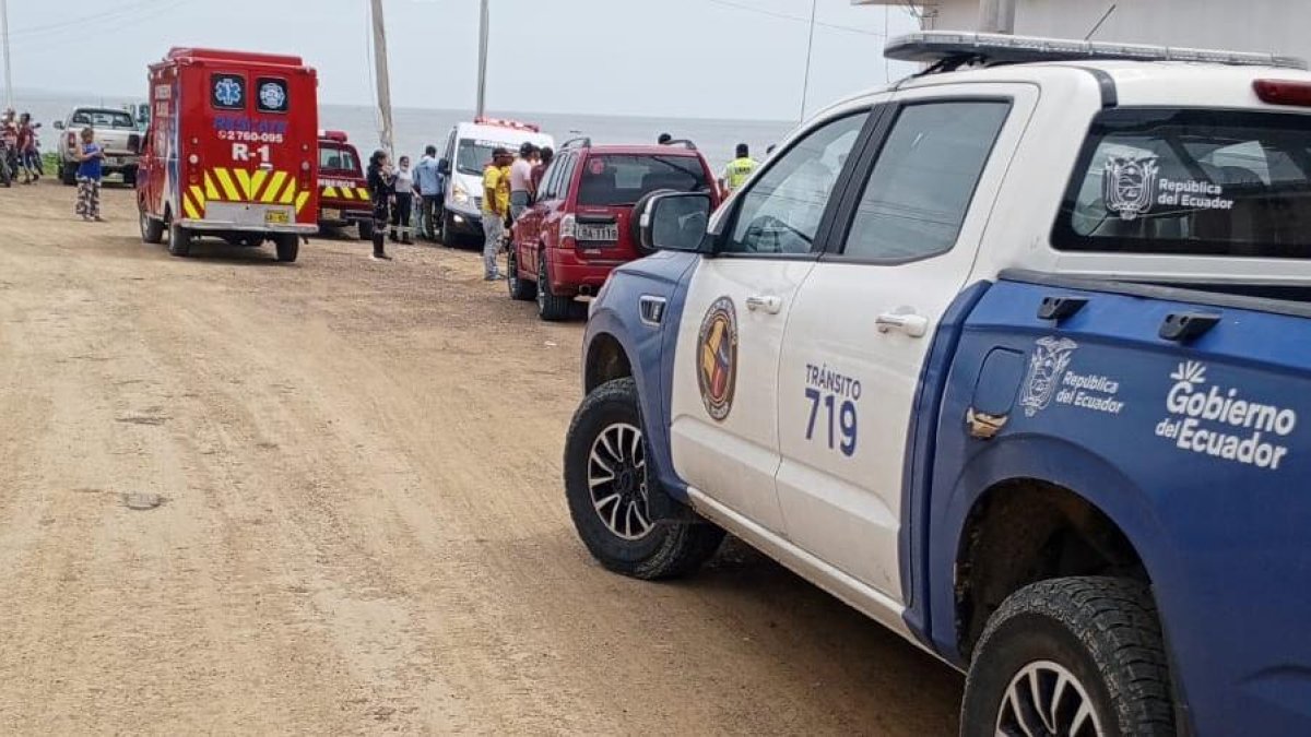 Bomberos y la Policía llegaron al sitio para ayudar al rescate.