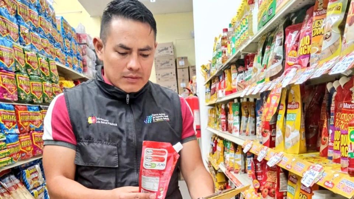 Control.- Uno de los técnicos de Arcsa en las inspecciones de los alimentos para detectar que en perchas no estén los lotes que tienen alto nivel de plomo.