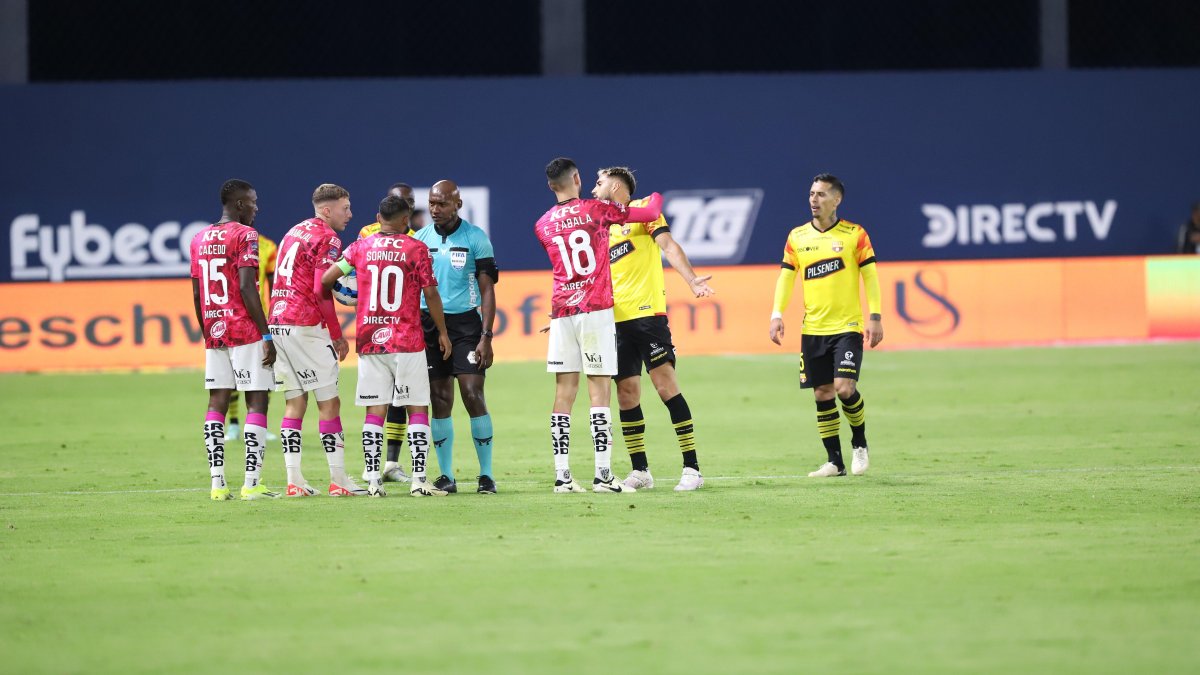 Augusto Aragón otra vez en problemas luego de un partido entre Independiente vs Barcelona.