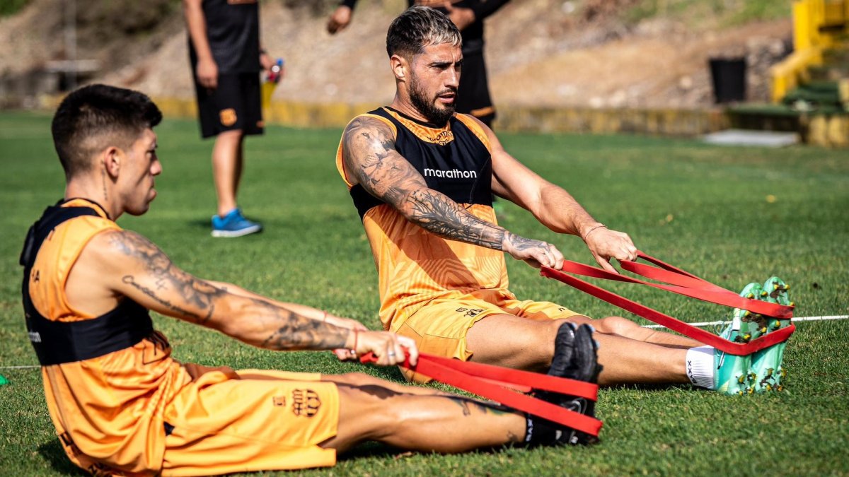 Francisco 'El Polaco' Fydriszewski (d) realiza labores de estiramiento y calentamiento en las canchas alternas del estadio Monumental.