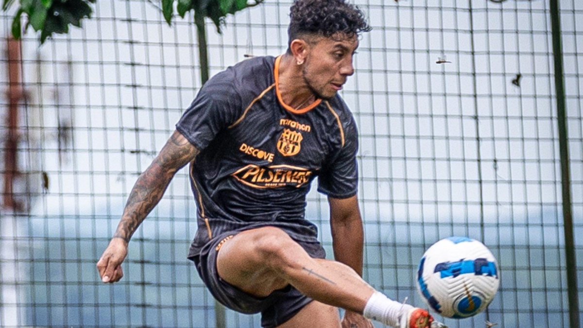 Joao Rojas durante una práctica del Ídolo.