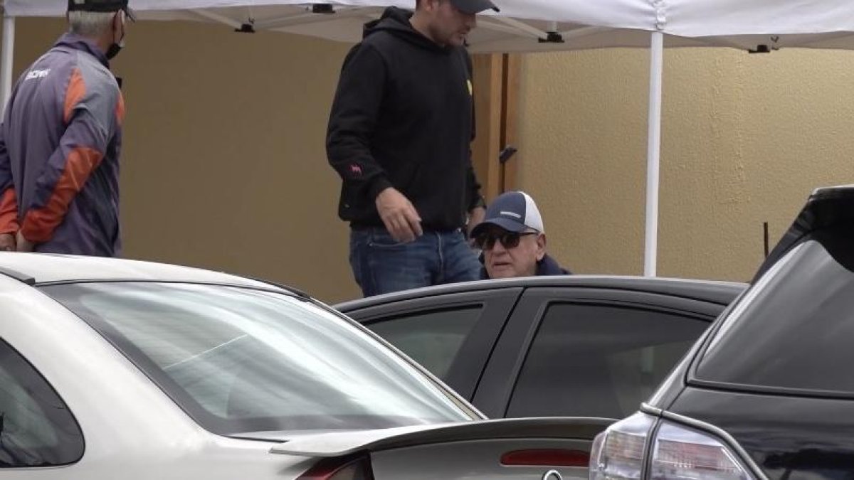 Como queriendo pasar desapercibido, con gafas y gorra, Luis Chiriboga, hoy de 77 años, acudió a las reuniones del club.