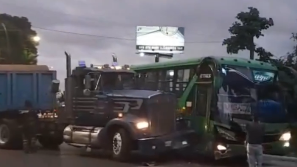 Ambos vehículos quedaron atravesados sobre la avenida, entre los sectores Miravalle 2 y 4, en sentido Quito- Cumbayá.