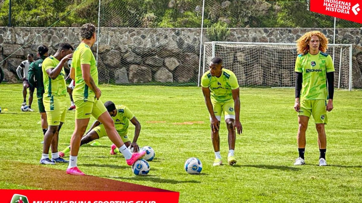 Jugadores de Mushuc Runa realizan labores de calentamiento.