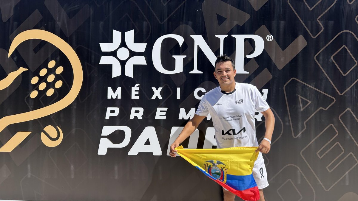 El riobambeño de 33 años con la bandera en la sede del torneo, en México.