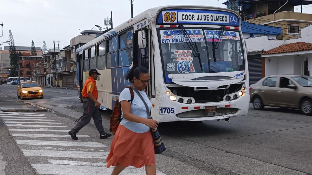 Una mujer desciende de un autobús del servicio público, en una fotografía de archivo.