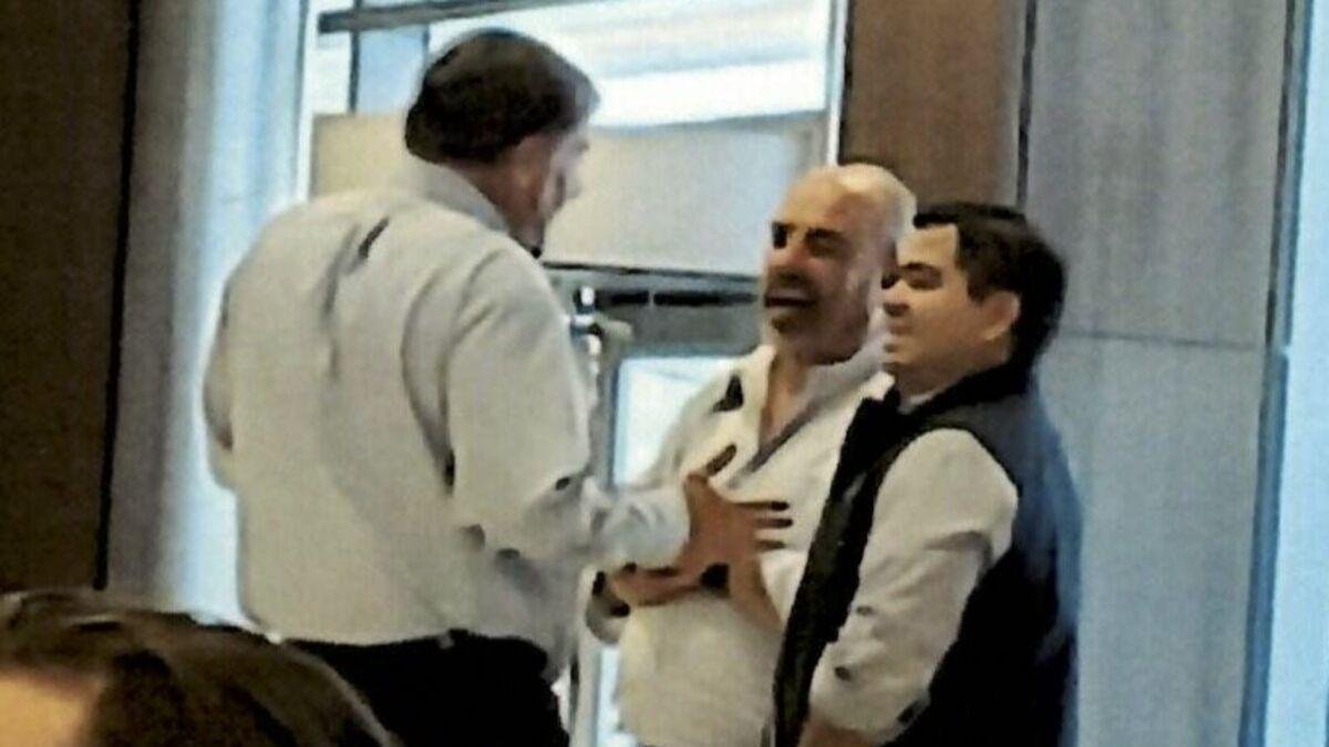 Reunión. El FBI fotografíó la reunión en el 5 de marzo de 2020, en el Marriott Marquis de Houston, entre los hermanos Peré y Javier Aguilar (de chaleco), empleado de Vitol.