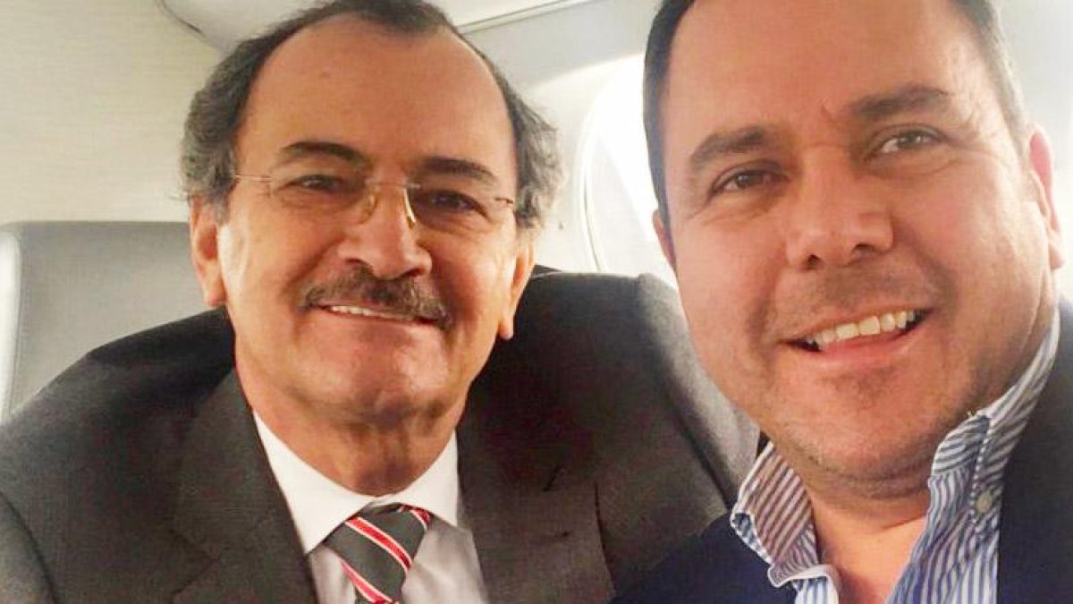 Fernando Villavicencio publicó esta fotografía de Diego Sánchez y Carlos Pólit, en el marco de una denuncia sobre la disputa en la Contraloría.