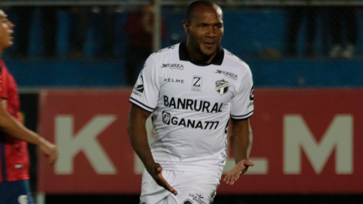 El experimentado delantero Juan Luis Anangonó es el goleador en Guatemala