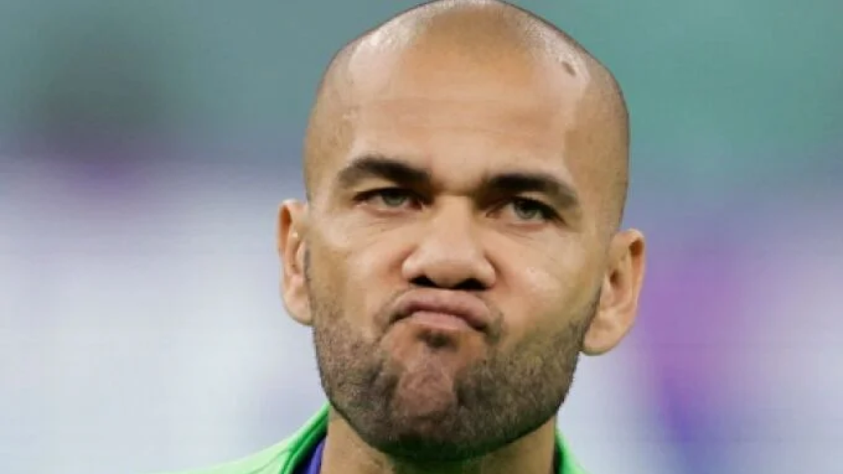 Dani Alves tendrá un día más en prisión debido a que no alcanzó a reunir el dinero para pagar la fianza