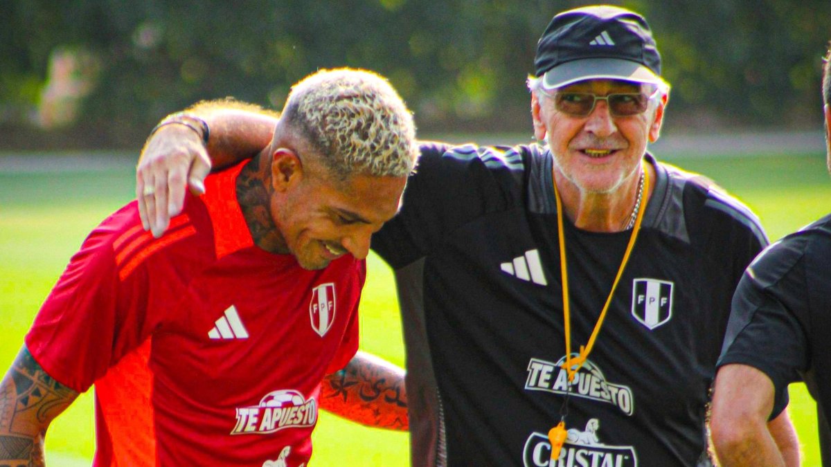 El experimentado delantero Paolo Guerrero (i) lidera convocatoria de Fossati.
