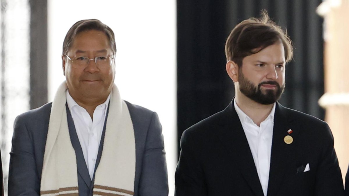 Foto del 11 de septiembre de 2023 que muestra a los presidentes de Bolivia, Luis Arce, y de Chile, Gabriel Boric, en Santiago (Chile).