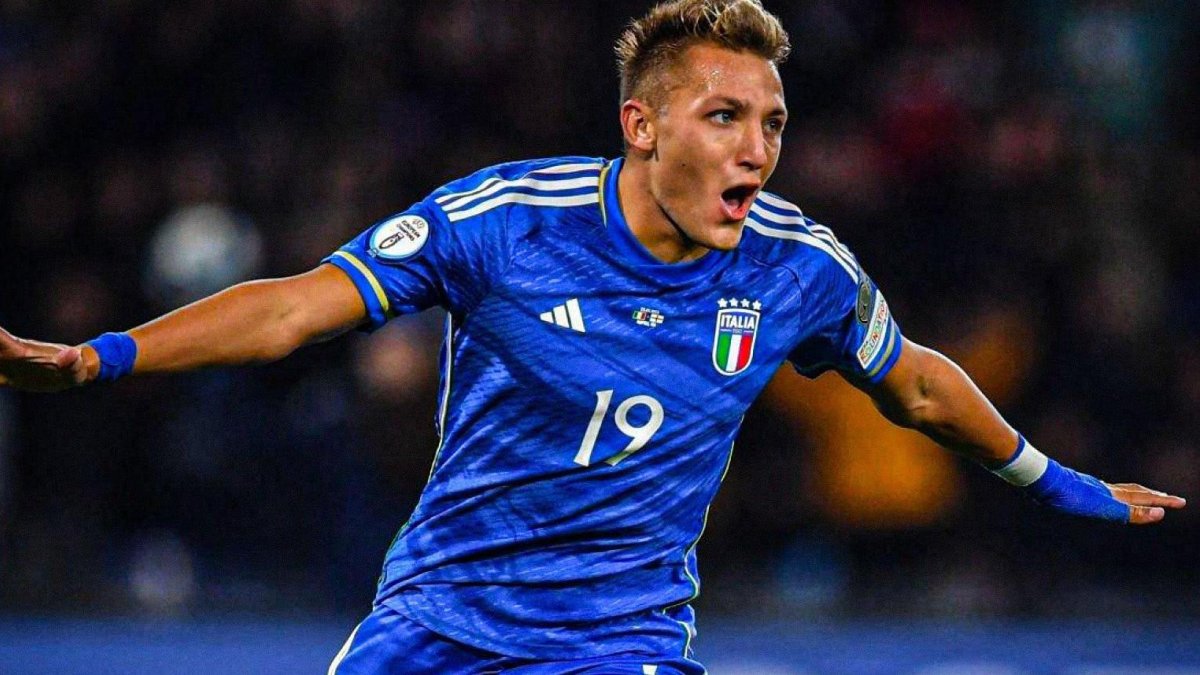 Mateo Retegui festeja un gol con la selección italiana.