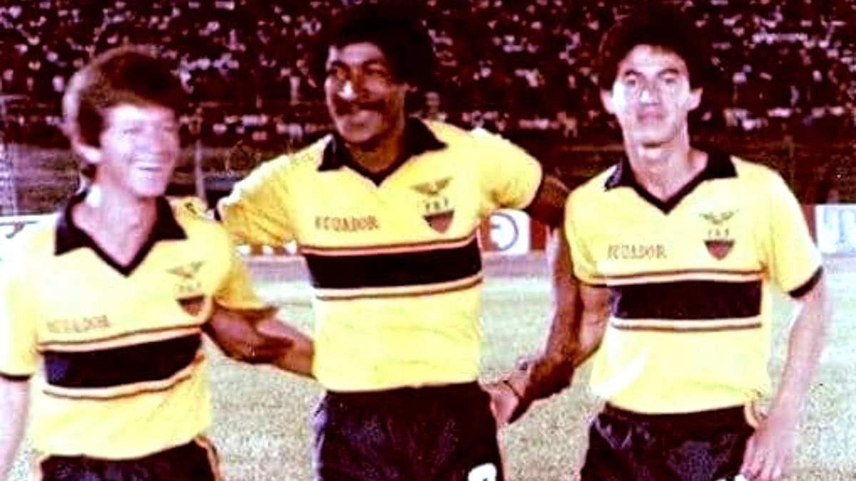 El Zapatón Klinger (c) dejó su marca en el fútbol ecuatoriano. Formó parte de la Tri.