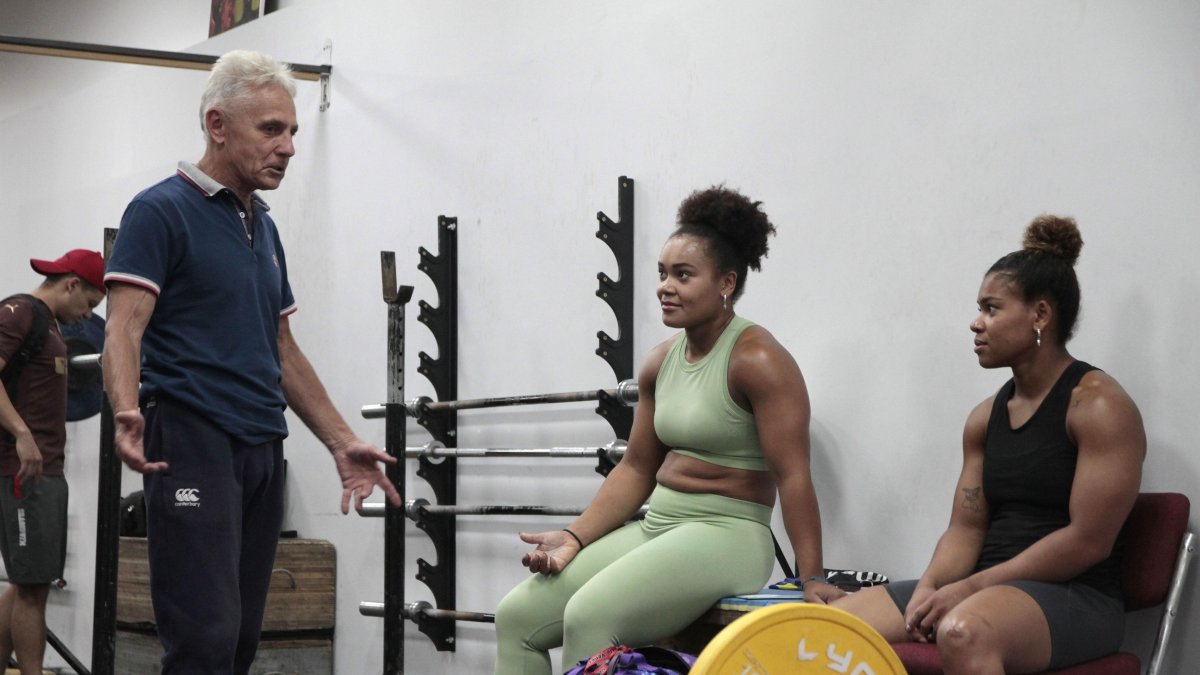 Alexei Ignatov (i) regresó para la recta final de la preparación de Neisi Dajomes (c) y Angie Palacios (d) en busca de sellar la clasificación a París 2024.