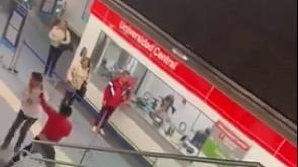 Los jóvenes se golpearon en la estación de la Universidad Central.
