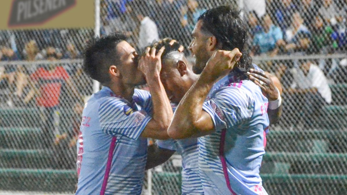 Facundo Castelli (d) celebró junto a sus compañeros el gol de Emelec ante Orense en el estadio 9 de Mayo de Machala.