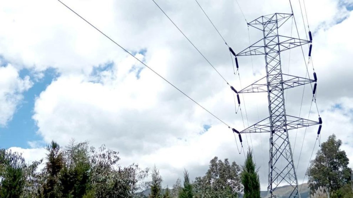 Ciudadanos reportaron cortes de energía eléctrica en varios sectores de Quito.