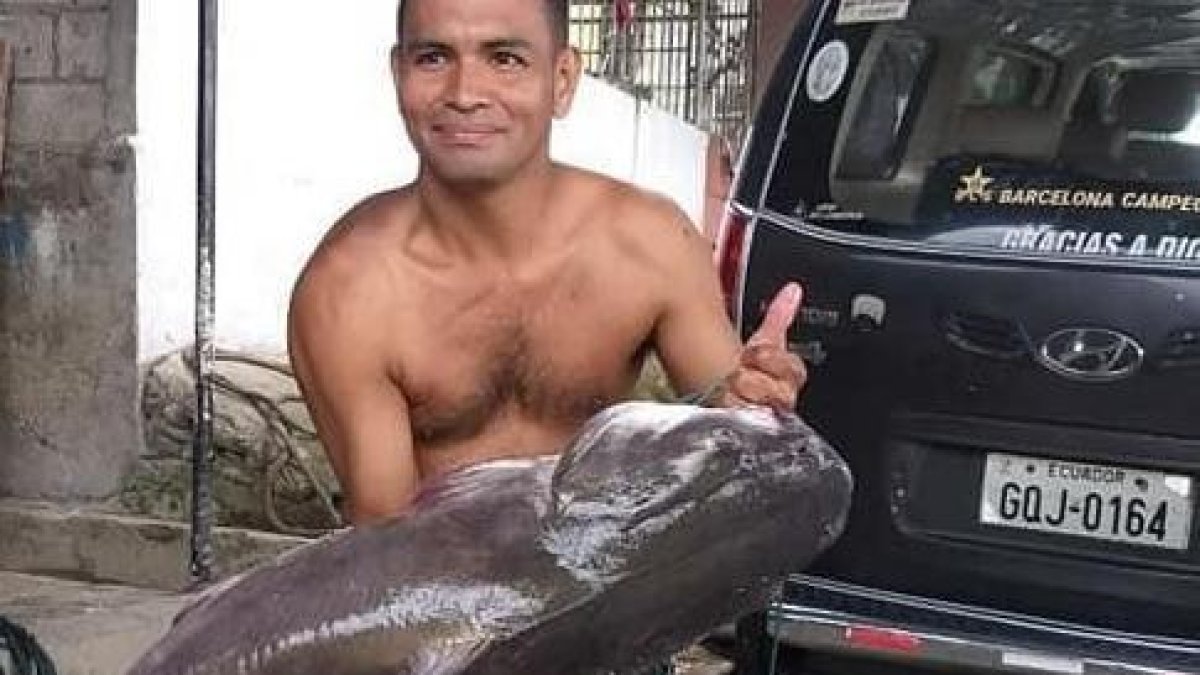 Pimocha. Yeremy Morales posa con su enorme presa capturada.