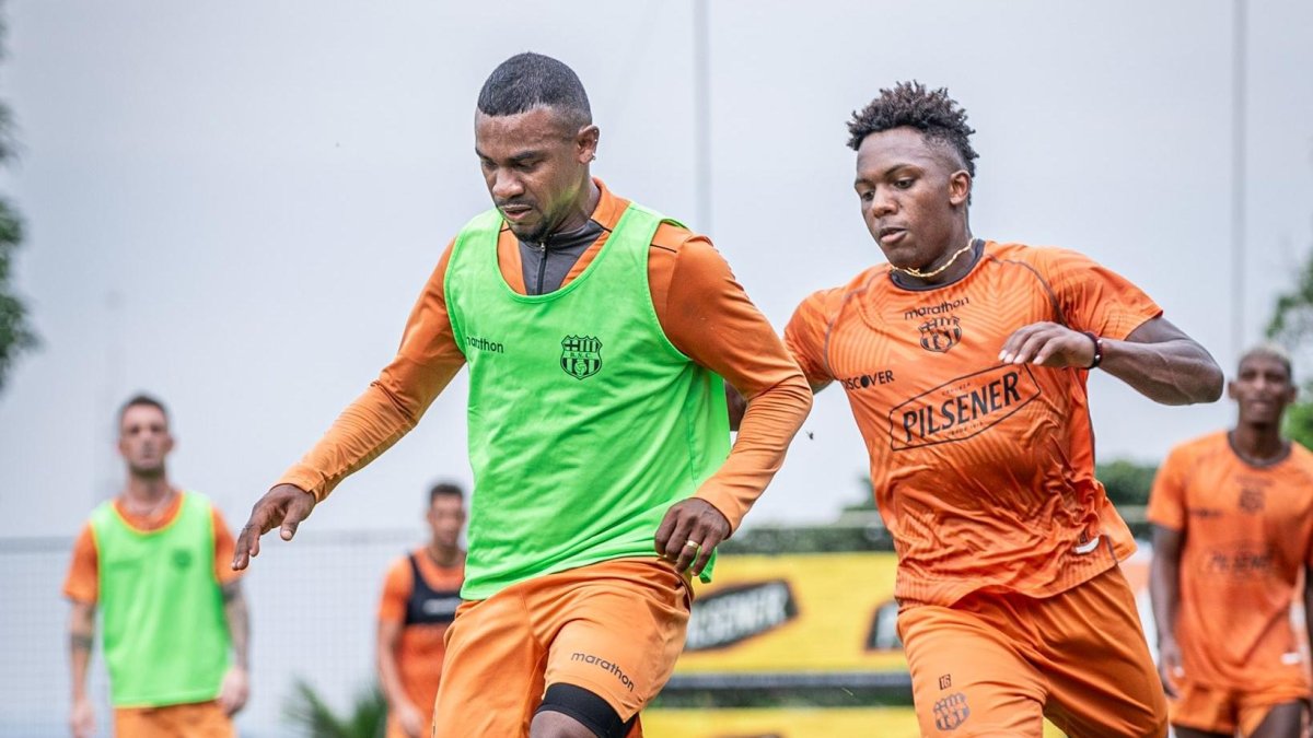 El volante Dixon Arroyo (i) se apunta a ser titular con Barcelona para la visita a Macará por la fecha 6 de la LigaPro.