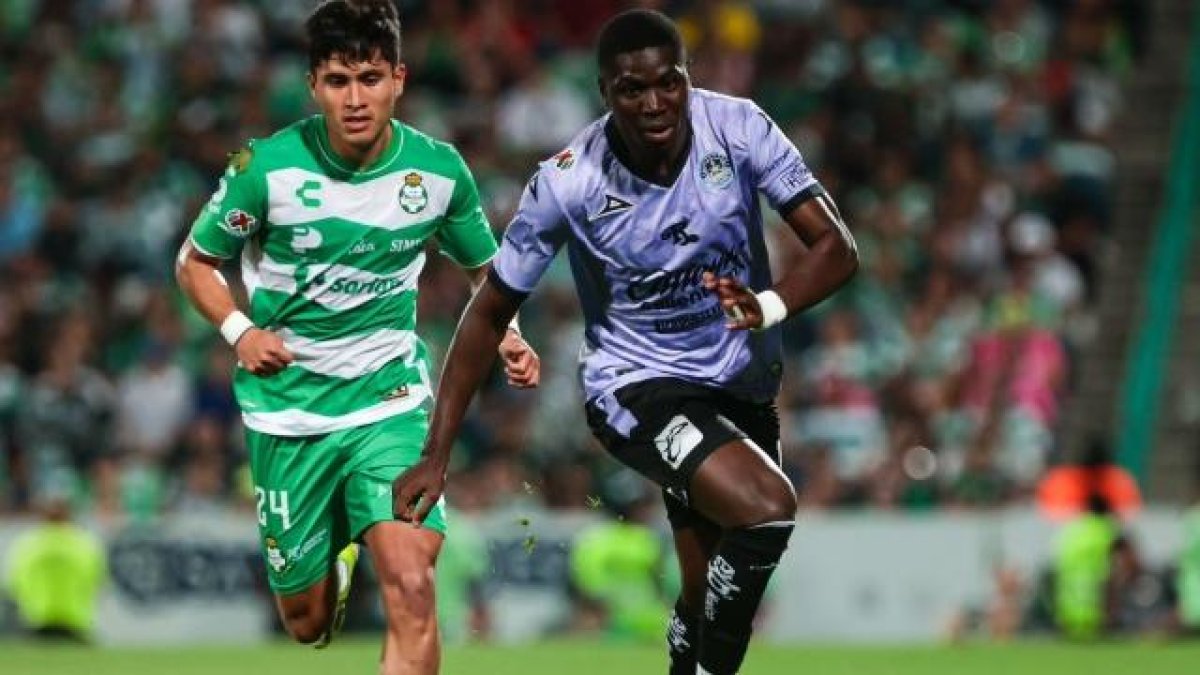 Stiben Plaza intenta ganarse el puesto de delantero en Mazatlán de México