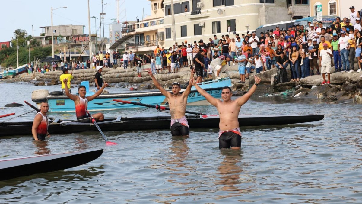 Los integrantes del equipo de Manuel Calle 2 tras llegar primeros a Posorja.