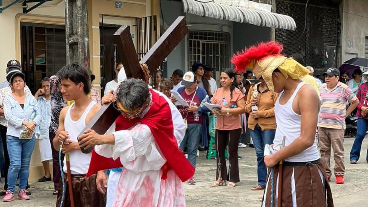 En una rápida procesión se desarrolló un dramatizado del viacrusis de Cristo.