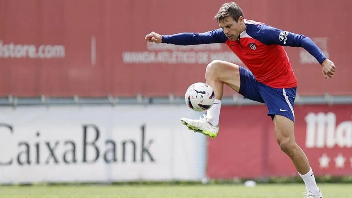 El jugador César Azpilicueta podría perderse el partido con Atlético de Madrid por una molestia muscular