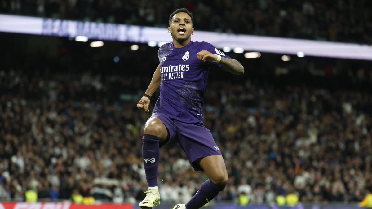 El delantero brasileño del Real Madrid Rodrygo celebra su segundo gol durante el partido de la jornada 30 de LaLiga que Real Madrid y Athletic Club.