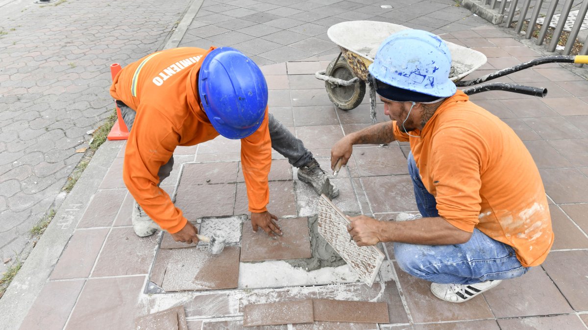 La ciudadanía denunció que caminar por los alrededores de la Plaza Rodolfo Baquerizo era complejo, lleno de obstáculos.